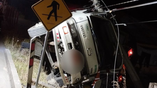 Un camión volcado contra un poste de luz en la vía Cuenca-Molleturo, el jueves 15 de agosto de 2024.