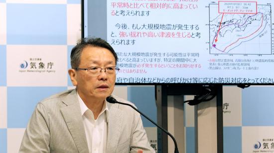 El jefe del panel de expertos de sismo de la Agencia Meteorológica de Japón, Naoshi Hirata, en una rueda de prensa el 8 de agosto para alertar por un posible megaterremoto.