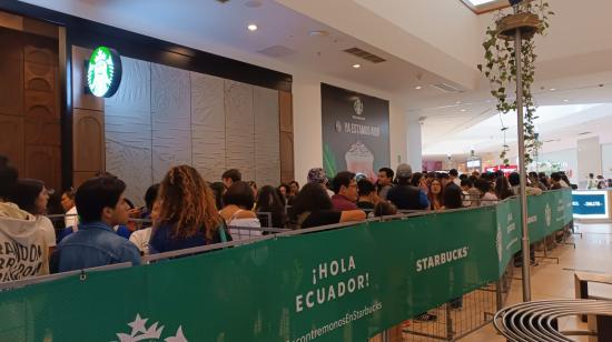 Filas de clientes para entrar al primer local de Starbucks en Ecuador que se inaugura este 15 de agosto de 2024.