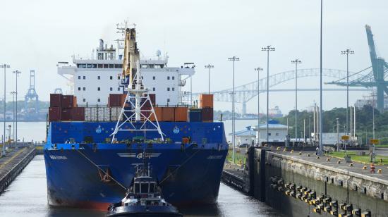 Un barco de carga atraviesa las esclusas Cocoli del Canal de Panamá, el 12 de agosto de 2024.