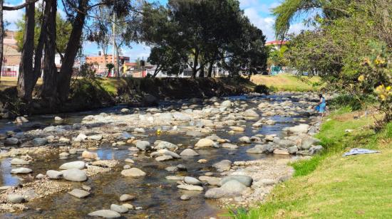 Bajos caudales en el río Tomebamba, uno de los afluentes del río Paute que abastece a la segunda hidroeléctrica, el 15 de agosto de 2024.