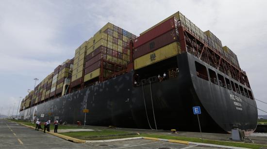 Buque portacontenedores transita el lunes 5 de agosto de 2024 por las esclusas de Cocolí del canal de Panamá.