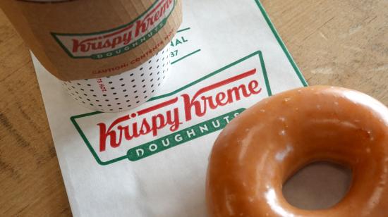 Pie de foto
Imagen referencial de una dona glaseada de Krispy Kreme, en 2022.