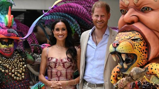 Meghan Markle y el príncipe Harry posan con bailarines durante una visita al Centro Nacional de las Artes en Bogotá el 15 de agosto de 2024.