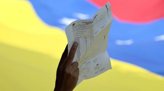 Un persona sostiene una copia de un acta de votación durante una manifestación en rechazo a los resultados del Consejo Nacional Electoral de Venezuela.