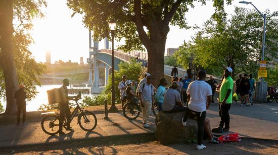 Inmigrantes afuera del refugio de Randall Island el 17 junio de 2024 en Manhattan, Nueva York (Estados Unidos).