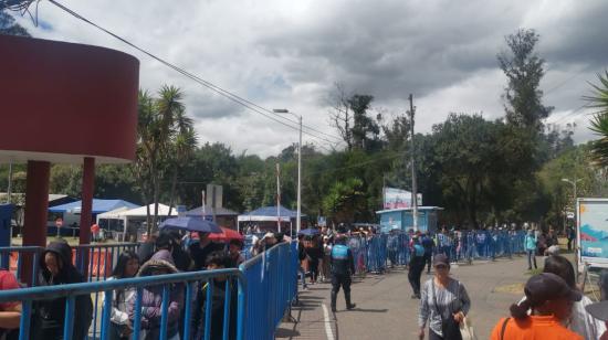 Largas filas en feria de empleo en Quito, este 16 de agosto de 2024.