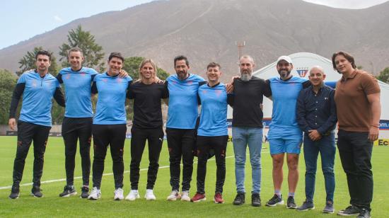 Sebastián Beccacece, técnico de la selección, junto a su cuerpo técnico y el grupo de trabajo de Pablo Sánchez, entrenador de Liga de Quito.