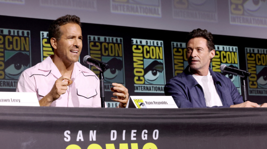 Ryan Reynolds y Hugh Jackman hablan en el escenario durante Marvel Studios: The Ultimate Deadpool & Wolverine Celebration of Life.