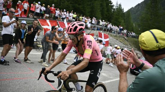 EF Education - EasyPost team's Ecuadorian rider Richard Carapaz cycles in the ascent Isola 2000 during the 19th stage of the 111th edition of the Tour de France cycling race, 144,6 km between Embrun and Isola 2000, in the French Alps, on July 19, 2024. (Photo by Marco BERTORELLO / AFP)