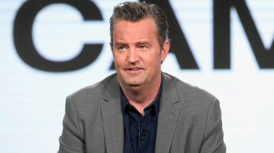 El actor Matthew Perry del programa de televisión 'The Kennedys - After Camelot' habla en el escenario.