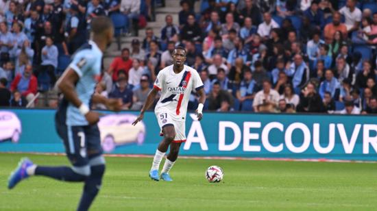 Willian Pacho lleva el balón este 16 de agosto de 2024.