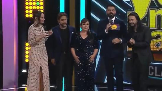 Los presentadores Firella Solines y Ronald Farina junto a los imitadores clasificados Pimpinela y El Buki.