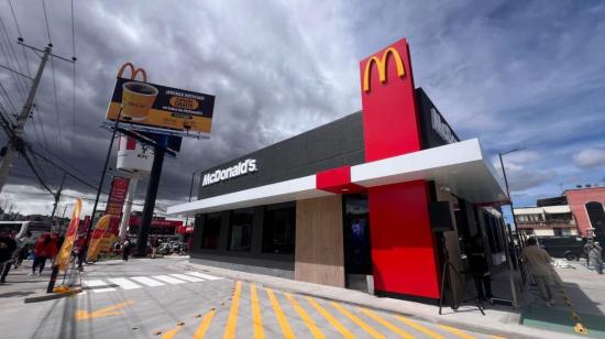 Toma externa de la nueva sucursal de Mcdonald's en la Av. Eloy Alfaro.