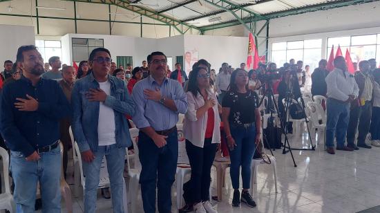 Jorge Escala (centro), precandidato presidencial de Unidad Popular, durante las elecciones primarias, el 17 de agosto de 2024.