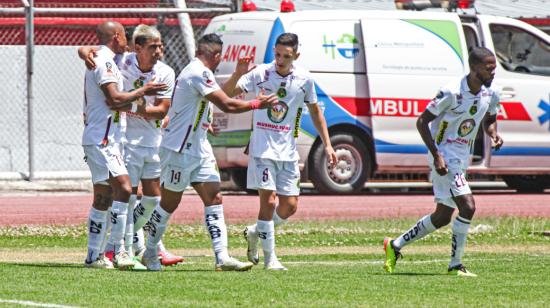 Los jugadores de Mushuc Runa festejan uno de los goles ante Imbabura, el domingo 18 de agosto de 2024.