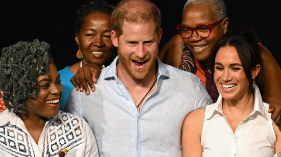 El príncipe Harry de Gran Bretaña y Meghan Markle a con la ex ministra de Educación de Colombia, Aurora Vergara al final del foro 'Mujeres afro y poder'.