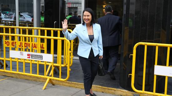 La excandidata presidencial de Perú, Keiko Fujimori, saluda mientras llega a la Corte Superior de Justicia en Lima, el 1 de julio de 2024.