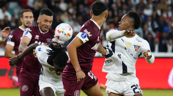 Jugadores de Liga de Quito y Lanús en el partido de ida por los octavos de final de la Copa Sudamericana, 14 de agosto de 2024.