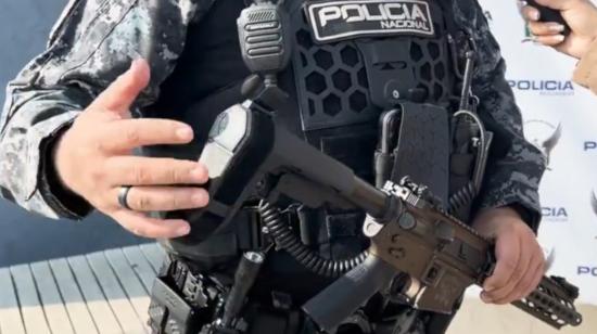 "Es un arma de guerra", dice policía tras incautar un sofisticado fusil en Nueva Prosperina en Guayaquil