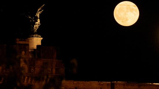 La llamada 'Superluna Azul' de agosto, vista sobre el Castel Sant'Angelo, en Roma.