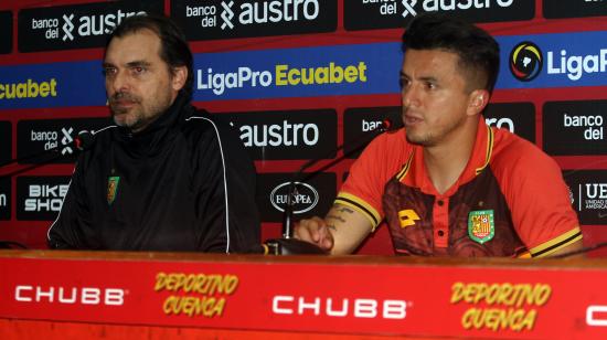 Andrés López (d), lateral de Deportivo Cuenca, en la rueda de prensa tras la caída por 2-1 ante la Universidad Católica el pasado 18 de agosto en condición de local.