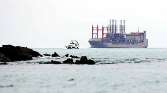 El 08 de agosto del 2024 la barcaza turca de Karpowership estaba anclada frente al Malecón de Salinas.