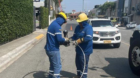 Técnicos de Cnel realizan trabajos de mantenimiento en Samborondón, Guayas, el 19 de agosto de 2024.