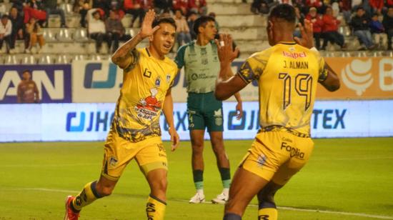 Jugadores de Delfín celebran en el partido ante Técnico Universitario, el 19 de agosto de 2024.