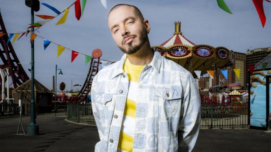 Fotografía cedida por Univision del colombiano J Balvin en Miami Beach, Florida (EE.UU).