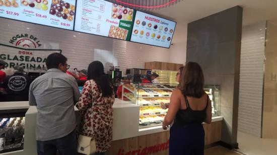 Personas en el primer local de Krispy Kreme en Quito, el 20 de agosto de 2024.