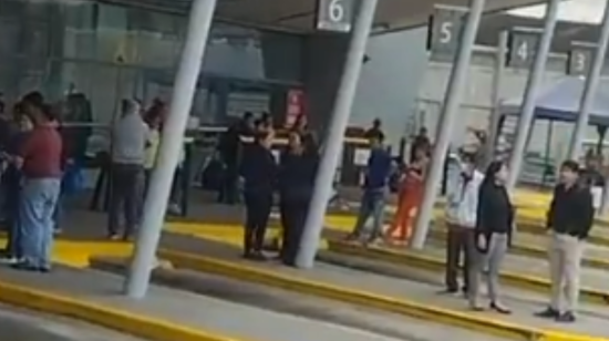 Fotograma de un video compartido en redes sociales de usuarios del Terminal de Pascuales frente a una alerta por fuga de gas que resultó ser falsa, el 20 de agosto de 2024, en Guayaquil.