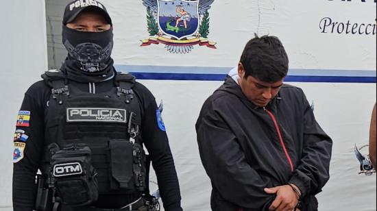 Un policía junto a Jesús S., alias ‘Güico’, quien fue detenido este 20 de agosto en Durán por posesión de armas, vehículos robados y placas.