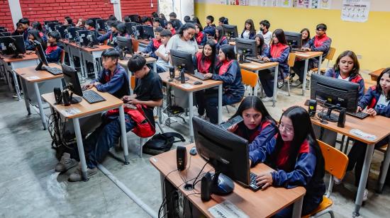 Estudiantes del colegio Juan Montalvo de Quito reciben clases de Computación, el 17 de junio de 2024.