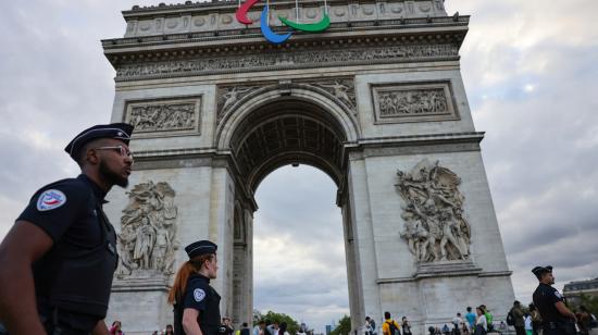 La Policía Nacional francesa cuida la seguridad en las calles de París antes de los Juegos Paralímpicos, el 20 de agosto de 2024.