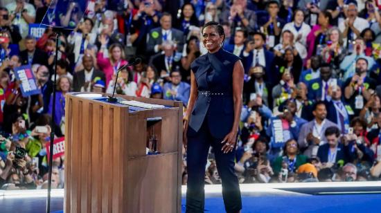 La ex primera dama de Estados Unidos, Michelle Obama, habla en la segunda noche de la Convención Nacional Demócrata (DNC) en el United Center en Chicago, Illinois, Estados Unidos, el 20 de agosto de 2024.