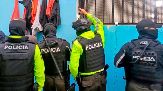 Unidades especiales de la Policía ingresan a la cárcel de El Inca, en Quito