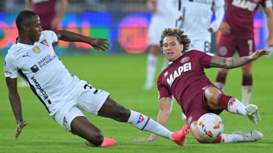 Leonel Quiñonez, jugador de Liga de Quito, y Luciano Boggio, jugador de Lanús, en el partido de ida de los octavos de la Copa Sudamericana, 14 de agosto de 2024.