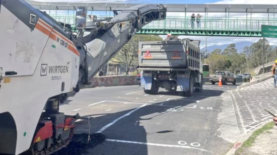 Maquinaria del Municipio de Quito en la avenida Velasco Ibarra, conocida como Oriental, el 2'0 de agosto de 2024.