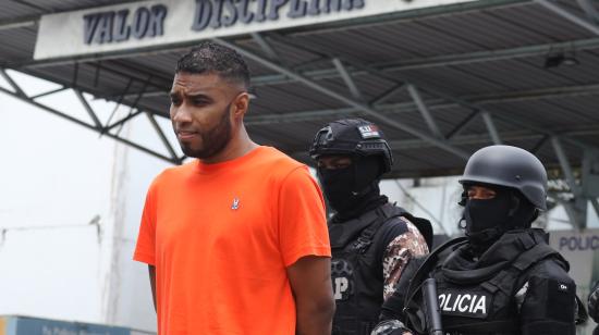 Julio Alberto Martínez Alcívar, alias "Negro Tulio", cabecilla de Los Chone Killers fue presentado a la prensa el 14 de agosto de 2024 tras allanamientos contra una red de delincuencia organizada que infiltró a dependencias municipales de Durán.