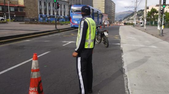 Imagen referencial del control de tránsito en Quito.