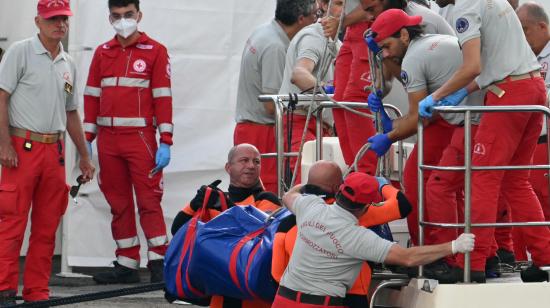 Rescatistas llevan un cuerpo al Puerto de Porticello, cerca de Palermo, Italia, el 22 de agosto de 2024, tras el hundimiento de un Yate en Sicilia.