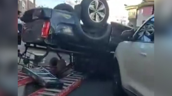 Un carro y una motocicleta sufrieron un accidente de tránsito en la avenida Simón Bolívar, por el sector de Miravalle, el jueves 22 de agosto de 2024, en Quito.