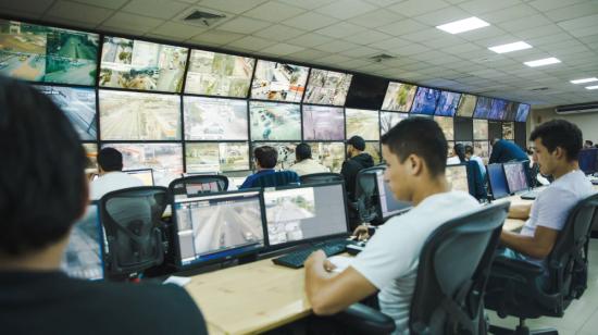 Fotografía referencial de personal monitoreando cámaras de vigilancia en una central de SEGURA EP en noviembre de 2023, en Guayaquil.