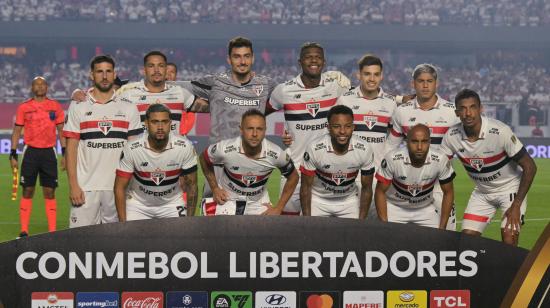 Los jugadores de São Paulo posan para una foto antes de un partido por Copa Libertadores, en el estadio Morumbí, el 22 de agosto de 2024.