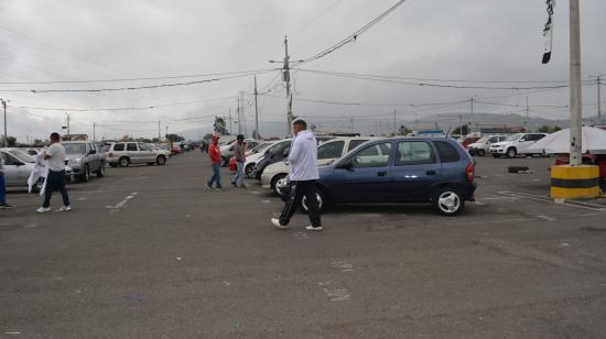 Venta de carros en la feria de Ambato.