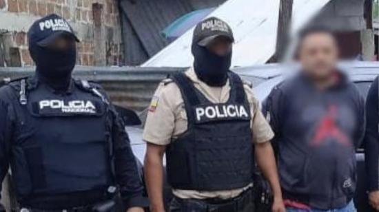 Policía custodia a Ángel Danilo V., alias 'Florón' y también conocido como 'Comandante Danilo', detenido este 22 de agosto en Manabí.