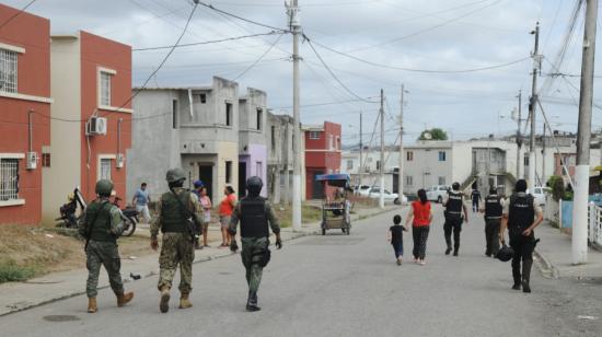 Sujetos arrancan línea de transmisión y provocan cortes de luz en barrios del noroeste de Guayaquil