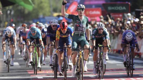 El belga Wout Van Aert festeja su victoria en la Etapa 7 de la Vuelta a España, el 23 de agosto de 2024.