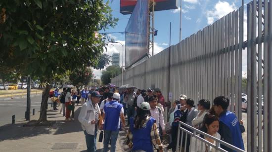 Ciudadanos hacen largas filas en una feria laboral organizada por ConQuito en el Centro de Exposiciones de Quito, el 16 de agosto de 2024.